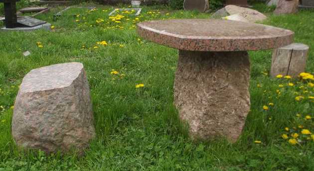Каменные столы и скамейки