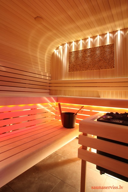 Lichtprojektor - Lichttherapie in der Sauna. Verschiedene farbige Lichter in der Sauna, RGB-Lichter in der Sauna, wechselnde Lichter in der Sauna, Saunalampe, abgerundete Formen in der Sauna